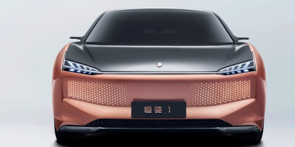 恒大首款純電動車 “恒馳 1”實車、內飾曝光，許家印試乘